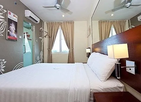 ***  Tune Hotel - Kota Damansara Петалинг-Джая Малайзия