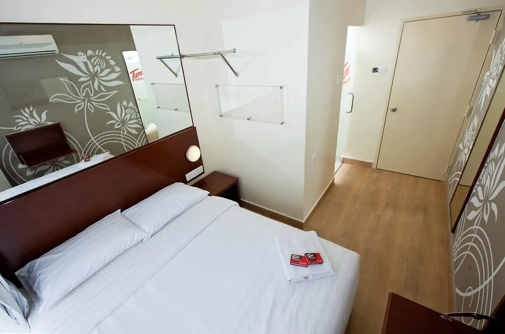 Tune Hotel - Kota Damansara Петалинг-Джая 3*,